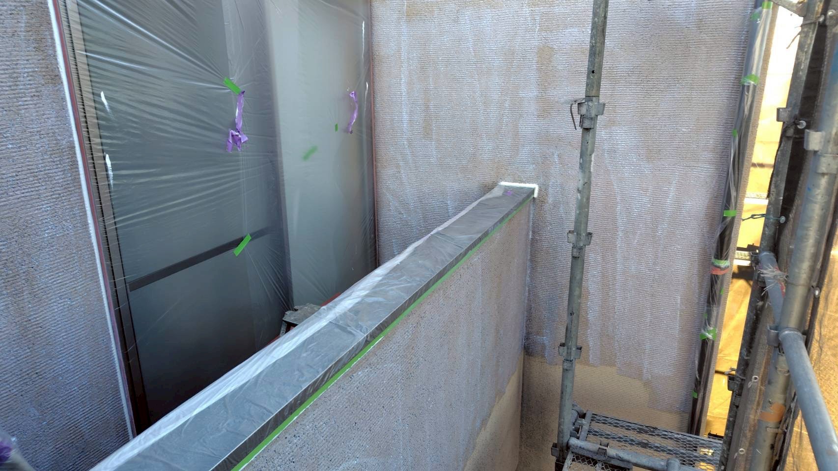 下塗り材塗装完了した吹き付け塗装外壁